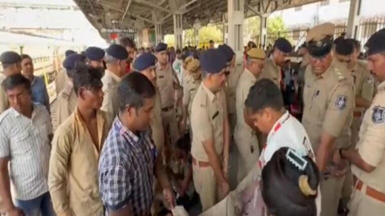 धक्कादायक! सूरत रेल्वे स्टेशनवर चेंगराचेंगरी, एका प्रवाशाचा मृत्यू; 4 बेशुद्ध surat railway station man dies in chaos in crowd bihar board train diwali 2023