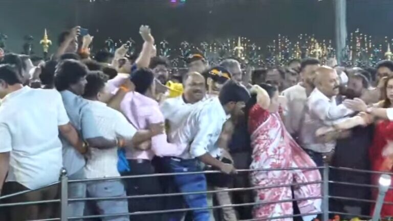 मोठी बातमी: बाळासाहेबांच्या स्मृतीस्थळासमोर तुफान राडा, हमरीतुमरी अन्… balasaheb memorial udhhav thackeray group eknath shinde group fight shivaji park dadar maharashtra politics