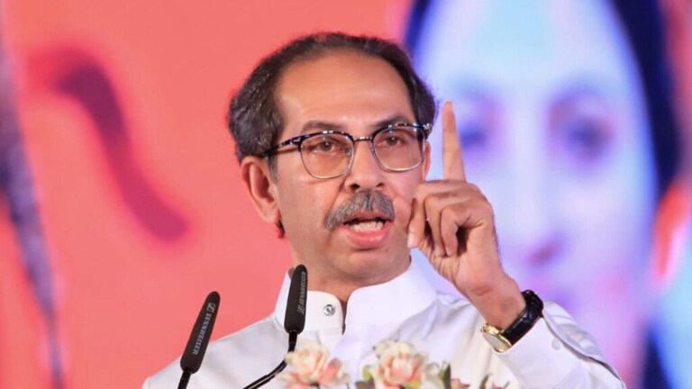 Mumbra : शिंदेंच्या बालेकिल्ल्यात हायहोल्टेज ड्रामा, उद्धव ठाकरे स्वतः उतरले रस्त्यावर Uddhav Thackeray went to Thane and Mumbra and criticized Ekthan Shinde after the collapse of Shiv Sena branch