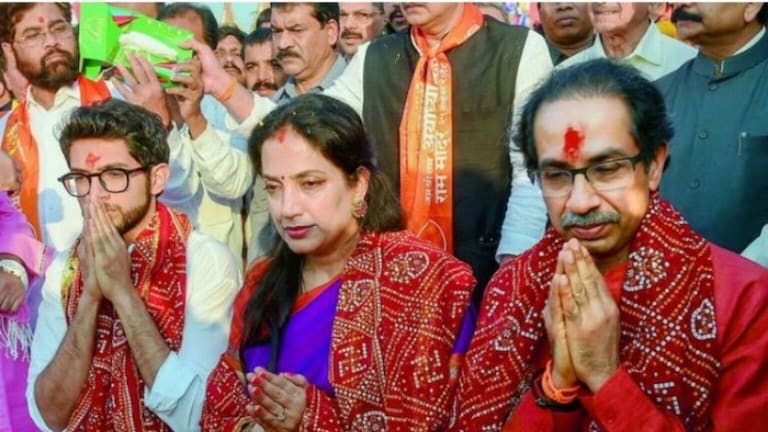 उद्धव ठाकरे बद्रीनाथला गेले, पण.. घडलं भलंतच राजकारण! बद्रीनाथला गेलेल्या उद्धव ठाकरेंच्या कुटुंबीयांसमोरच शिवसैनिक आणि भाजप समर्थक आमने-सामने आले होते. त्यामुळे उद्धव ठाकरेंचा हा दौरा विशेष ठरला आहे.