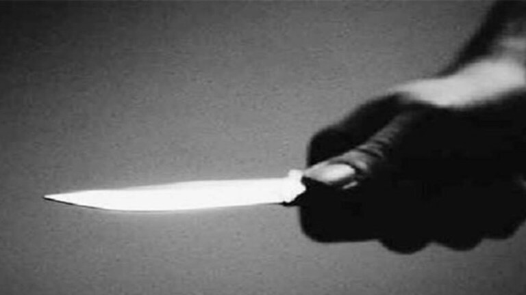 धावत्या बसमध्ये कंडक्टरचा चिरला गळा, तरुणाच्या कृत्याने प्रवासी हादरले Conductor in bus attacked with knife seriously injured police also fired while arresting student incident in Uttar Pradesh