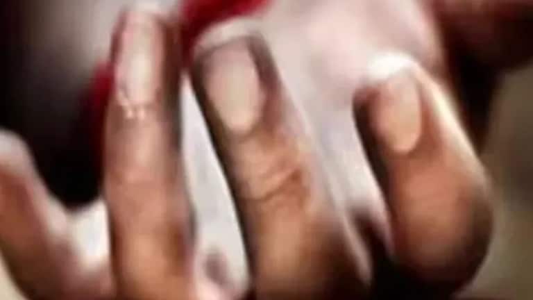 Crime : संतापलेल्या पतीने डोक्यात प्रेशर कुकर घातला, पत्नीचा जागीच गेला जीव Kaushambi district of Uttar Pradesh husband wife was murdered because she did not pay for the liquor