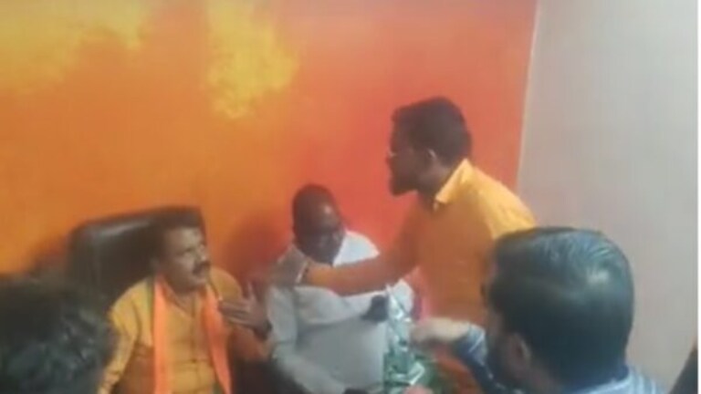 BJP Maharashtra : भाजपचे नेते भिडले, पक्षाच्या विधानसभा प्रमुखालाच मारले; व्हिडिओ व्हायरल assembly election result bjp two group fight together video viral mehkar buldhana news chandrashekjhar bawankule