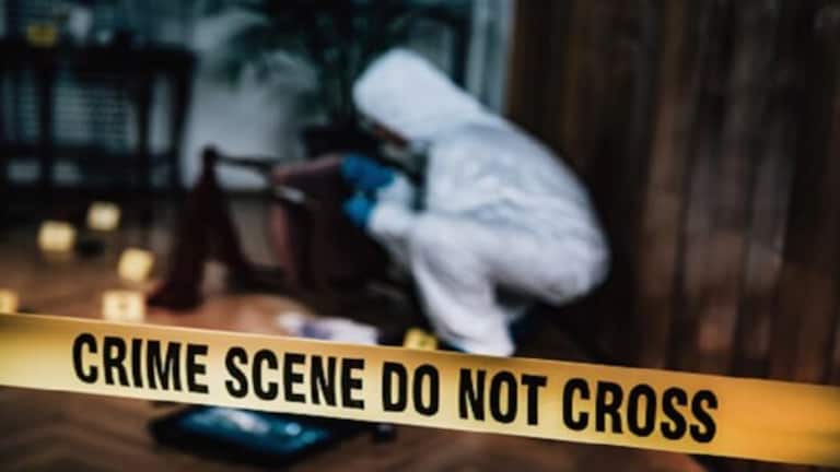 Pune Crime : ‘तुला खल्लासच करतो’, ‘हा’ संशय अन् नवऱ्याचे पत्नीवर सपासप वार pune crime news husband stabs his wife with knife shocking crime story viman nagar pune
