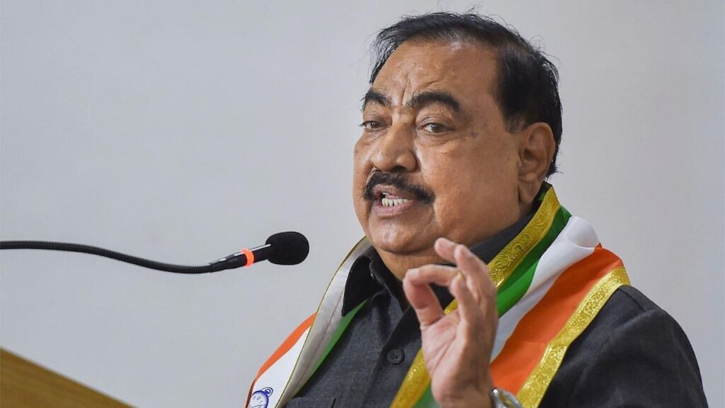 one cabinet minister photo with salim kutta mla eknath khadse criticized to bjp in legislative council