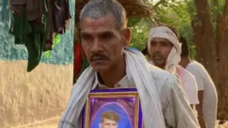 Ishawar Sahu : दंगलीत मारला गेला मुलगा, मजुराने काँग्रेस आमदाराला केला ‘गेम’ bjp ishwar sahu defeats inc ravindra choubey in saja assembly election chhattisgarh assembly election