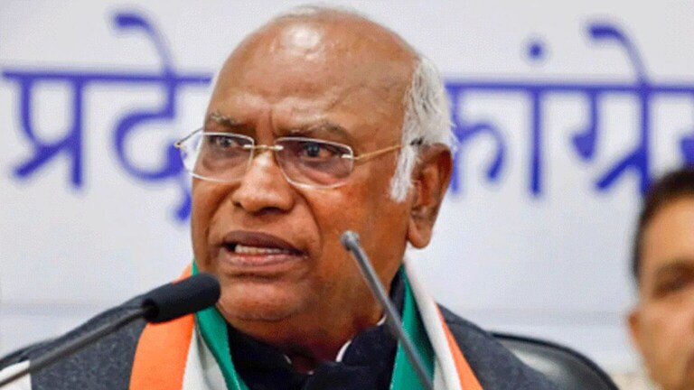 ‘मोदी देवाचा मुद्दा घेऊन तुमच्यासमोर…’, मल्लिकार्जुन खरगेंनी पंतप्रधानांचे काढले वाभाडे Congress president Mallikarjun Kharge criticizes Prime Minister Narendra Modi on the issue of Ram temple