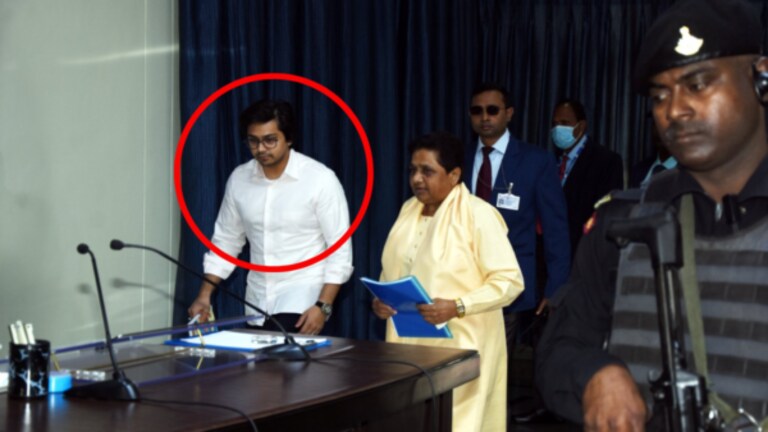 Mayawati : बसपा अध्यक्षा मायावतींचा वारसदार ठरला! कोण आहे आकाश आनंद? BSP president mayawati with her successor akash anand