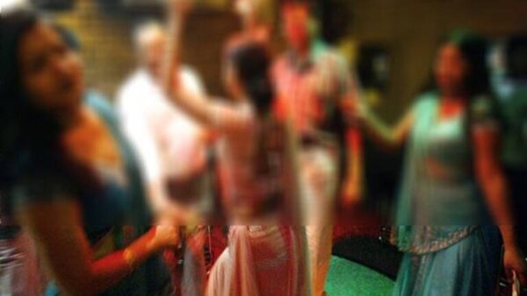 छमछम! पुणे-साताऱ्यातील डॉक्टरांचे तोकड्या कपड्यातील 4 तरुणींसोबत चाळे, नावे आली समोर panchgani spring resort police raid on hotel arrested 6 doctor hotel owner and 4 girl custody mahabaleshwar news