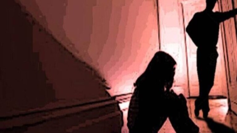 Navi Mumbai : घरात एकटी असल्याचे पाहून डाव साधला, सावत्र बापाचा मुलीवर बलात्कार navi mumbai crime news man raping her teen step daughter crime story navi mumbai