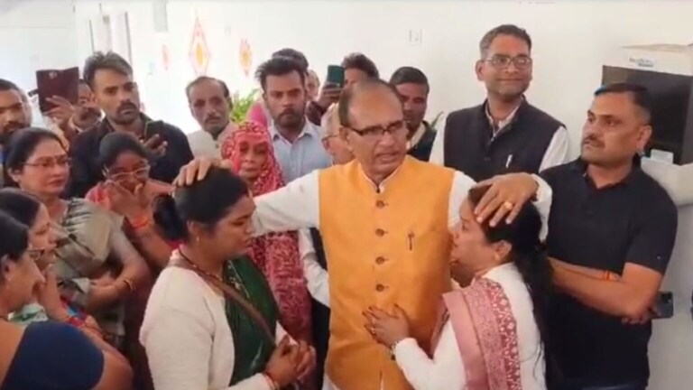 Shivraj Singh यांच्या गळ्यात पडून ढसाढसा रडल्या महिला, नेमकं काय घडलं? hivraj Singh Chouhan stepped down post of Chief Minister women started crying