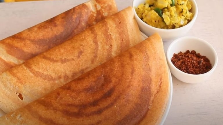 किळसवाणं! डोसा खाताना निघाले किडे, थेट हाणामारी अन्… uttar pradesh Crime case worm found dosa ruckus restaurant after scuffle police food department varanasi