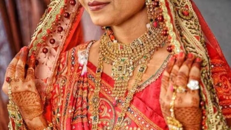 Viral: ‘डोक्यावर पदर, तोंंडात गुटखा..’ नव्या नवरीचा कहर.. पोलीस स्टेशनात झाला राडा! Husband and wife quarreled over eating gutkha the matter went to divorce due to eating gutkha