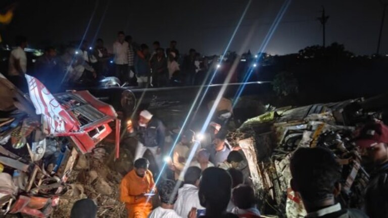 Beed Accident : ट्रकला धडकून पिकअपचा चक्काचूर, बाप-लेकासह पाच जणांचा जागीच मृत्यू beed accident news truck and four wheeler pick up accident five death beed nagar road accident