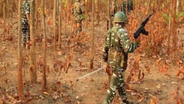 Naxalites Attack : छत्तीसगडमध्ये CRPF कॅम्पवर नक्षलवाद्यांचा मोठा हल्ला, 3 जवान शहीद, 14 जखमी chhattisgarh naxalite attack of crpf camp in bijapur shocking story