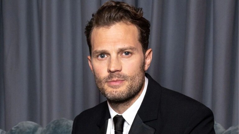अभिनेत्याने विषारी किड्याला लावला हात, एका झटक्यात आला Heart Attack Actor Jamie Dornan was touched by a poisonous insect and suffered a heart attack! admitted to hospital