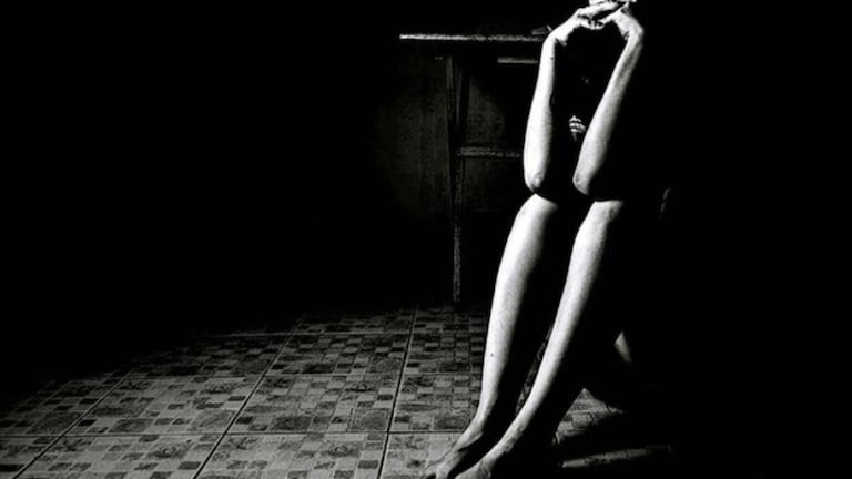 आधी नग्न केलं, मग धावत्या ट्रेनमधून खाली फेकलं, थरारक घटनेत कसा वाचला महिलेचा जीव? First made naked then thrown down from the running train how was the womans life saved in the thrilling incident