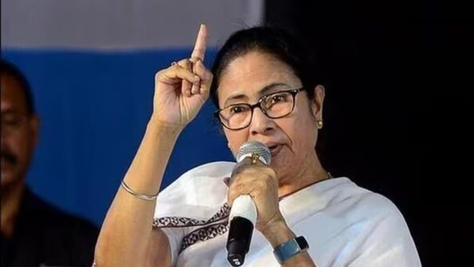 Trinamool Congress to fight for Lok Sabha independence in West Bengal Chief Minister Mamata Banerjee clearly told Congress