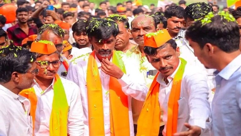 Maratha Reservation : जरांगे-पाटलांची पहिली मोठी घोषणा, ‘नोंदींच्या आधारे एक तरी…’ Manoj Jarange Patil has demanded the state government to give at least one certificate to the relatives