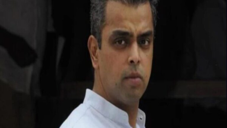 Milind Deora : 27व्या वर्षी खासदार, मनमोहन सिंगांच्या सरकारमध्ये मंत्री; कोण आहेत देवरा? milind deora resigns from congress party political career in congress eknath shinde south mumbai constituncy