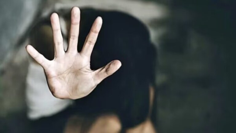 Mumbai Crime : संतापजनक! मावस भावांचा अल्पवयीन मुलीवर बलात्कार mumbai crime news two step brothers rape minor girl parksite police case file shocking crime story from vikroli