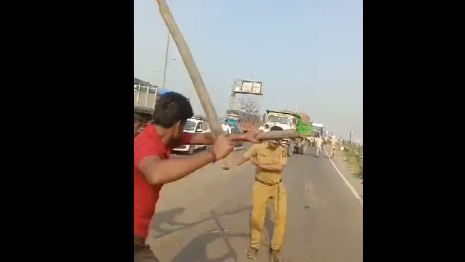 truck drivers angry against the new hit and run law caught and beatan the police on the road in navi mumbai