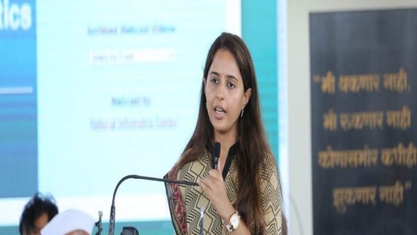 pritam munde slams bjp gopinath munde photo missing on mahayuti melava banner beed news