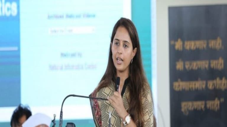प्रीतम मुंडेचा भाजपला घरचा आहेर, ‘स्व.मुंडे साहेबांचा फोटो वगळून…’ pritam munde slams bjp gopinath munde photo missing on mahayuti melava banner beed news