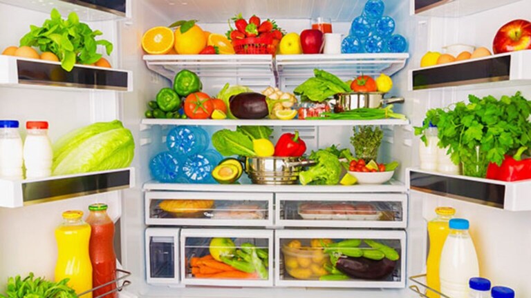 ‘हे’ 4 पदार्थ फ्रिजमध्ये ठेवताच बनतात विषारी, कोणते आहेत ते पदार्थ? These 4 food items become poison as soon as they are kept in the fridge doctor warned-will cause cancer in the body