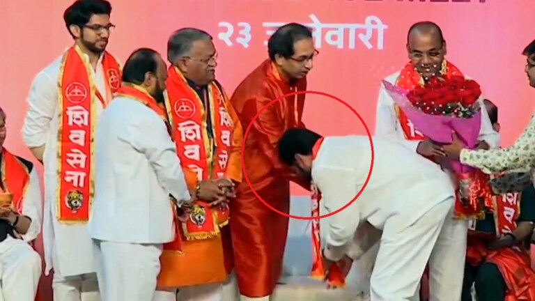 Shiv Sena UBT: एकनाथ शिंदे स्टेजवरच पडलेले ठाकरेंच्या पाया, ‘तो’ Video दाखवला अन्… shiv sena ubt criticizes rahul narvekar and chief minister shinde by showing 2018 video of eknath shinde lying on stage at uddhav thackerays feet