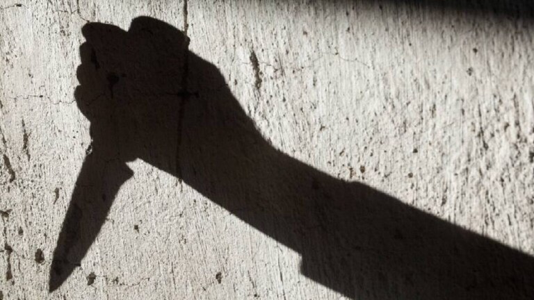 Crime : मुलगी दलित मुलाच्या प्रेमात, बापाने फावड्याने दोघांचेही केले तुकडे father who was upset due to his daughters love affair broke the shovel with the beloved girl