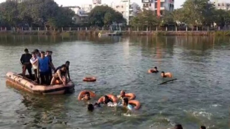मोठी बातमी! बडोद्यात विद्यार्थ्यांनी भरलेली बोट उलटली,12 विद्यार्थ्यांसह 2 शिक्षकांचा बुडून मृत्यू vadodara boat capsizes harni lake vadodara gujarat boat accident