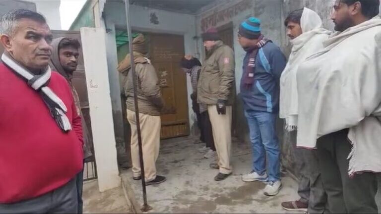 Delhi News : 6 जणांचा गाढ झोपेतच मृत्यू! नेमकं घडलं तरी काय? Delhi News to escape cold family lit fireplace in room and slept 6 people died due to suffocation