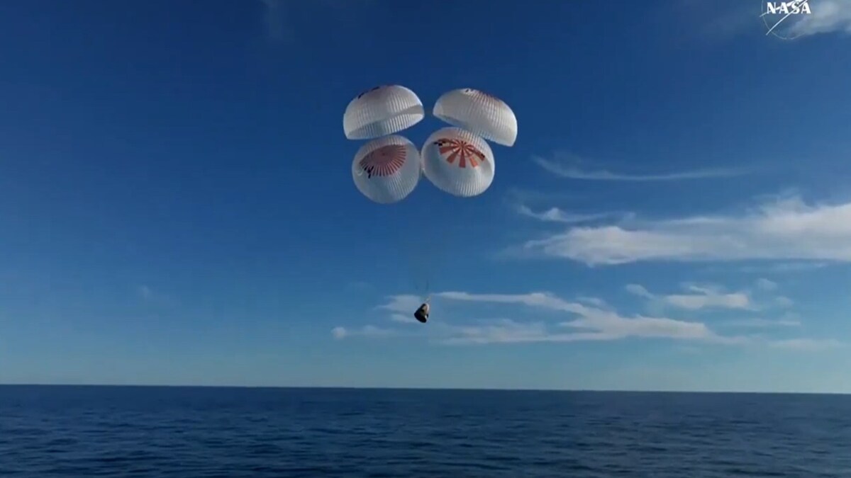 दो पैराशूट खुले दो पैराशूट खुले