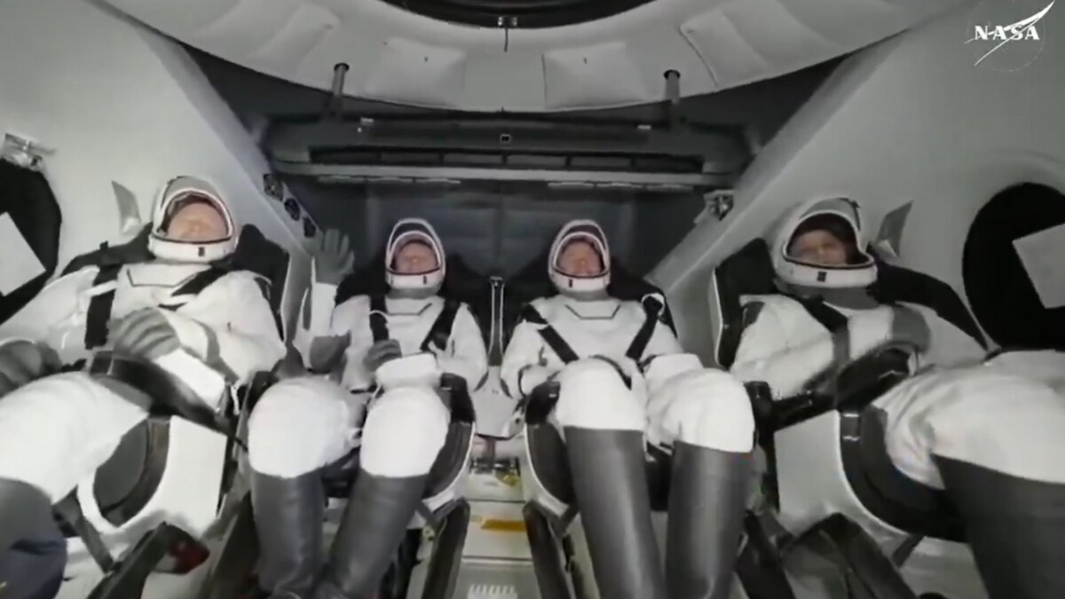 2 चार और अंतरिक्ष यात्री 2 चार और अंतरिक्ष यात्री