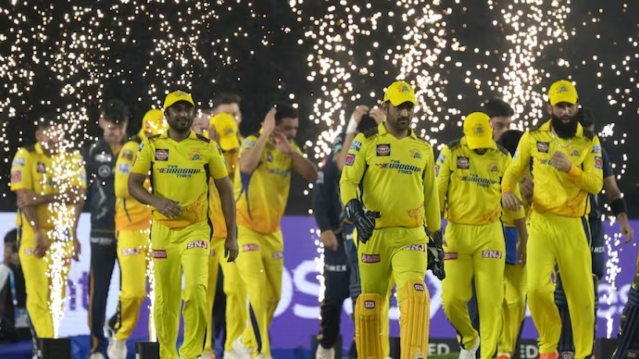कप्तानी में CSK ने 5 IPL ट्रॉफी जीती कप्तानी में CSK ने 5 IPL ट्रॉफी जीती
