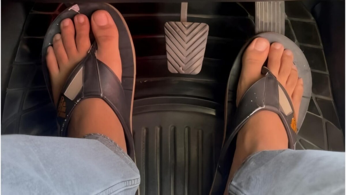 चप्पल पहनकर न चलाएं गाड़ी चप्पल पहनकर न चलाएं गाड़ी