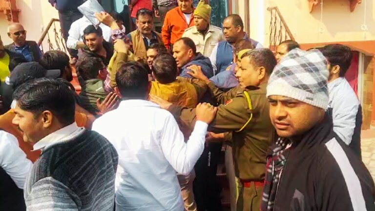 भरतपुर के होटल में करवाया जा रहा था धर्मांतरण! मौके पर पहुंचे VHP कार्यकर्ता तो जमकर हो गया हंगामा