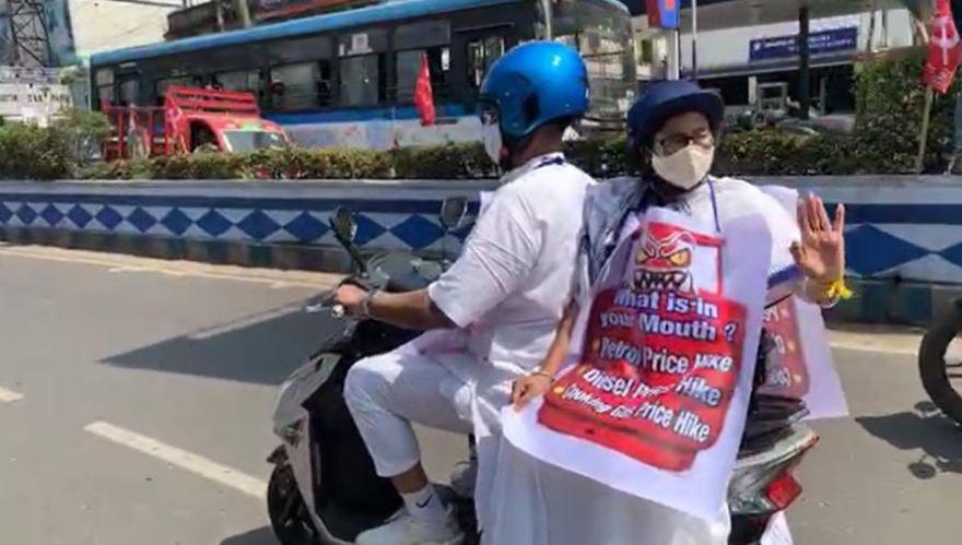 মমতাকে (Mamata Banerjee) ই-স্কুটারে.