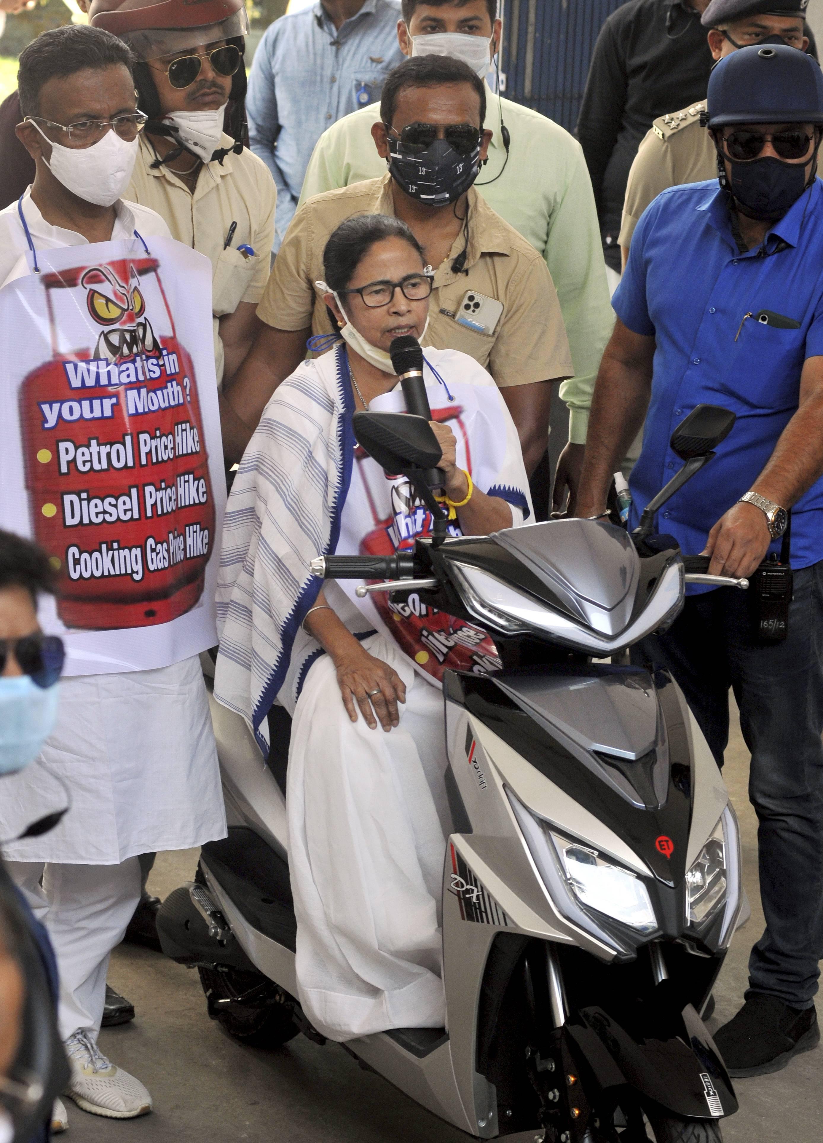 মুখ্য়মন্ত্রীকে ই-স্কুটারে করে নবান্নে