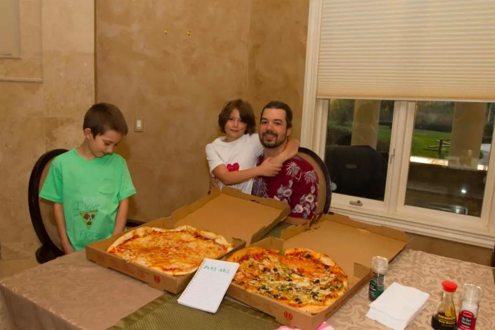 Laszlo Hanyecz with his children & two Papa John's pizzas worth 10k BTC