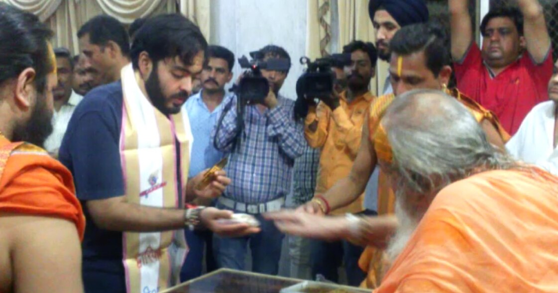 इस बार मुकेश अंबानी ने अपने बेटे Anant Ambani के साथ किए Dwarkadhish मंदिर के दर्शन किए है