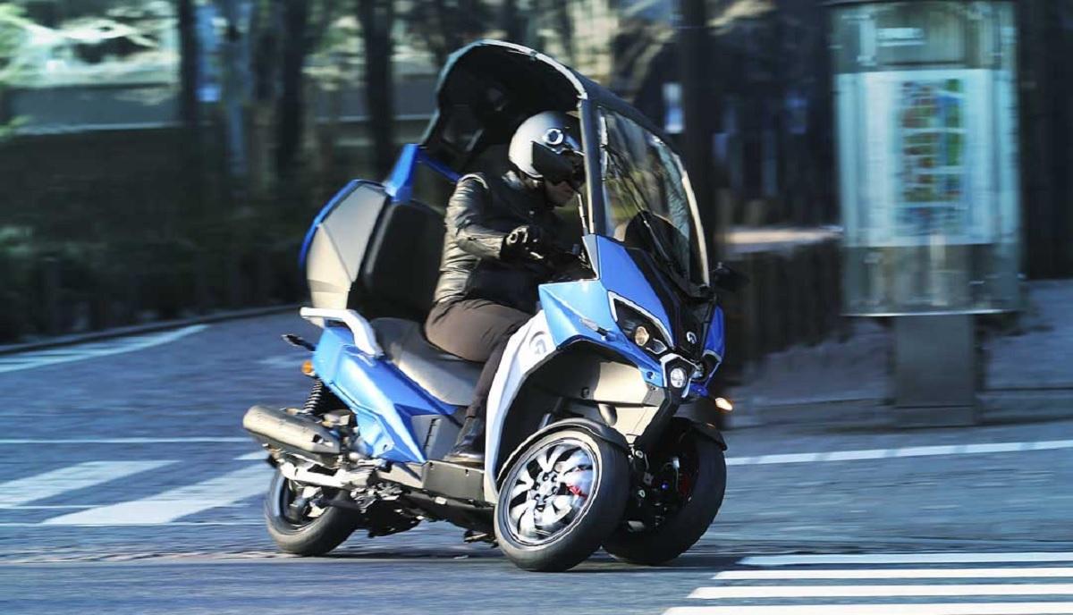 ADIVA AD 200 bike having features like car roof ac vents music system three