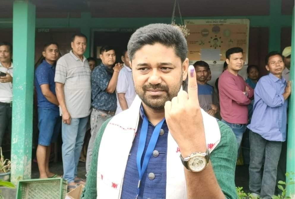 AJP leader Lurinjyoti Gogoi  cast his vote in Dibrugarh