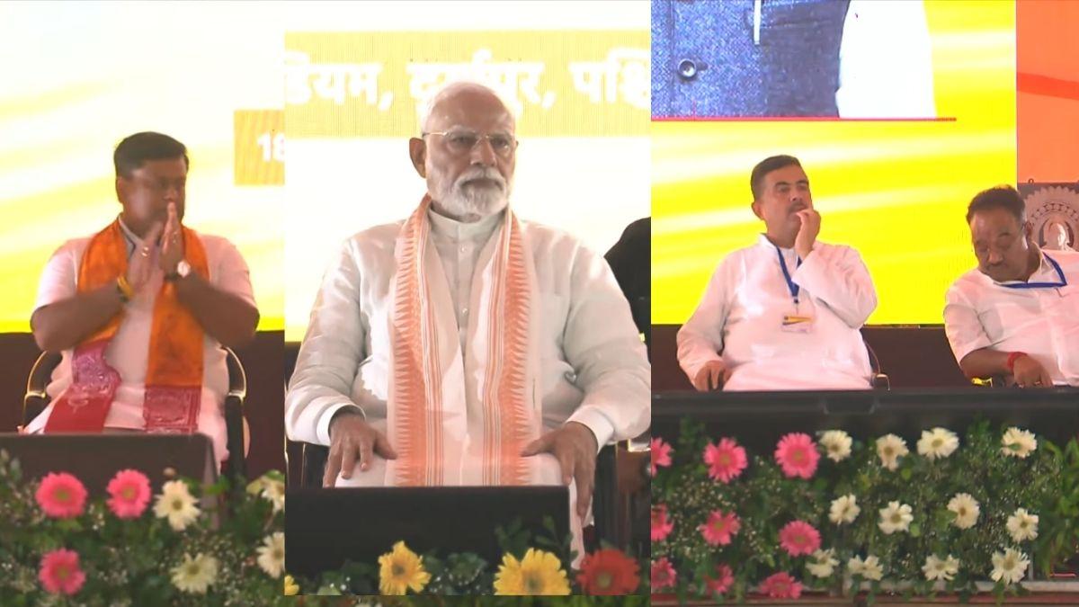 সভামঞ্চে প্রধানমন্ত্রী নরেন্দ্র মোদী।