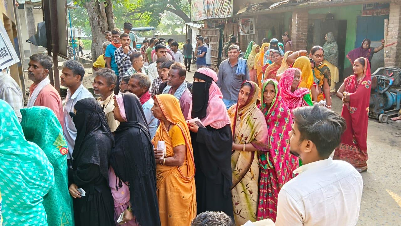 বেগুসরাইয়ে লম্বা লাইন ভোটারদের বেগুসরাইয়ে লম্বা লাইন ভোটারদের