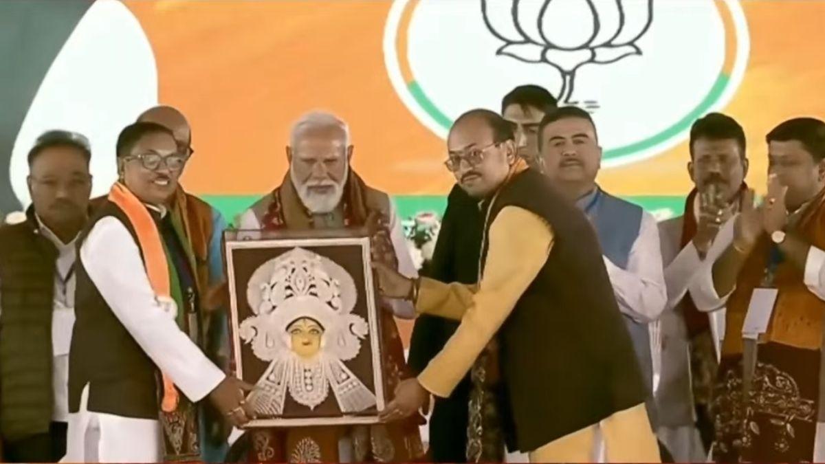 সিঙ্গুরে প্রধানমন্ত্রী নরেন্দ্র মোদী। সিঙ্গুরে প্রধানমন্ত্রী নরেন্দ্র মোদী।