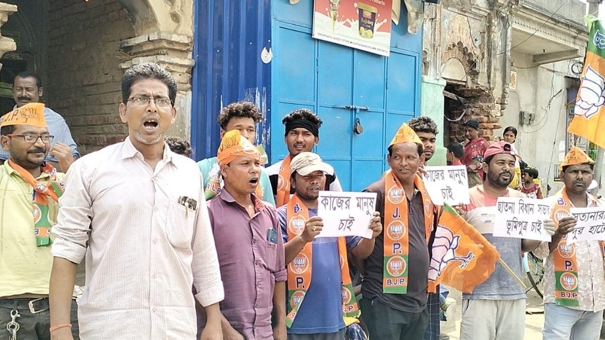 পড়েছে 'সত্যনারায়ণ দূর হঠো' পোস্টার।