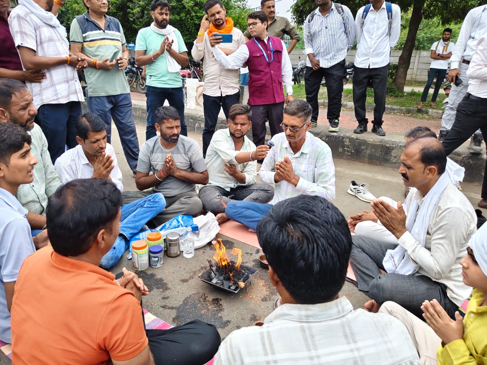 आंदोलन के बीच किसानों का अनोखा प्रदर्शन आंदोलन के बीच किसानों का अनोखा प्रदर्शन