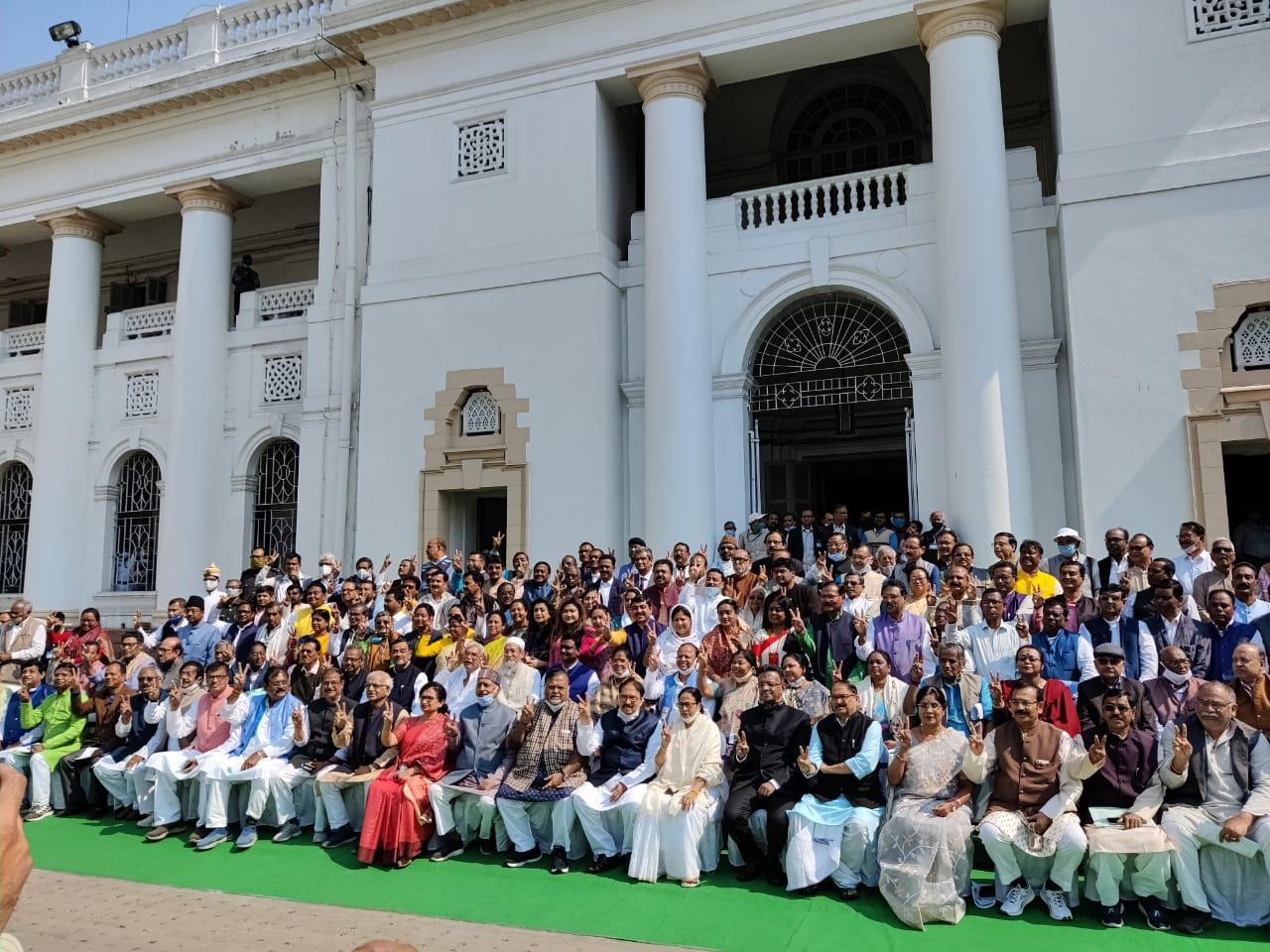 ১৬তম রাজ্য বিধানসভার শেষ দিনের ফটোসেশন